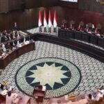 Hakim Suhartoyo Bacakan Keputusan Sidang MK Gugatan Ijazah Gibran Rakabuming, Ini Nasib Tuntutan Denny Indrayana Dkk BACAKAN KEPUTUSAN - Hakim Mahkamah Konstitusi membacakan keputusan sidang MK terkait gugatan ijazah Gibran Rakabuming Raka di Pilpres 2024 yang diajukan Denny Indrayana dkk. Berikut hasilnya, Selasa (6/10/2026). OFFICIAL INSTAGRAM MK RI/REPRO
