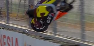 CRASH MOTOGP MANDALIKA - Sejumlah insiden crash atau kecelakaan terjadi di hari pertama MotoGP Mandalika 2026, Jumat (9/10/2026). Tergelincirnya pembalap Indonesia Mario Aji di Practice Moto2 hingga ringseknya motor Deniz Oncu usai menabrak pagar pembatas Sirkuit Mandalika. OFFICIAL INSTAGRAM MOTOGP/REPRO