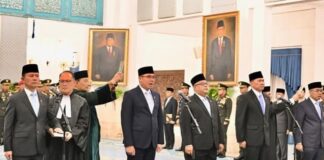 KEPALA BNPB - Letjen TNI Kristomei Sianturi resmi menjalankan jabatan tugas baru sebagai Kepala BNPB RI usai resmi dilantik secara resmi oleh Presiden Prabowo Subianto pada Kamis malam WIB lalu. Berikut profilnya. OFFICIAL INSTAGRAM KEMENSETNEG RI/REPRO