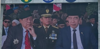 Momen Jokowi dan SBY Duduk Sebelah-sebelahan di HUT ke-81 TNI Joko Widodo dan Susilo Bambang Yudhoyono terlihat duduk berdampingan dan berbincang dalam peringatan HUT ke-81 TNI di Mabes TNI, Cilangkap, Jakarta, Senin (5/10/2026).
