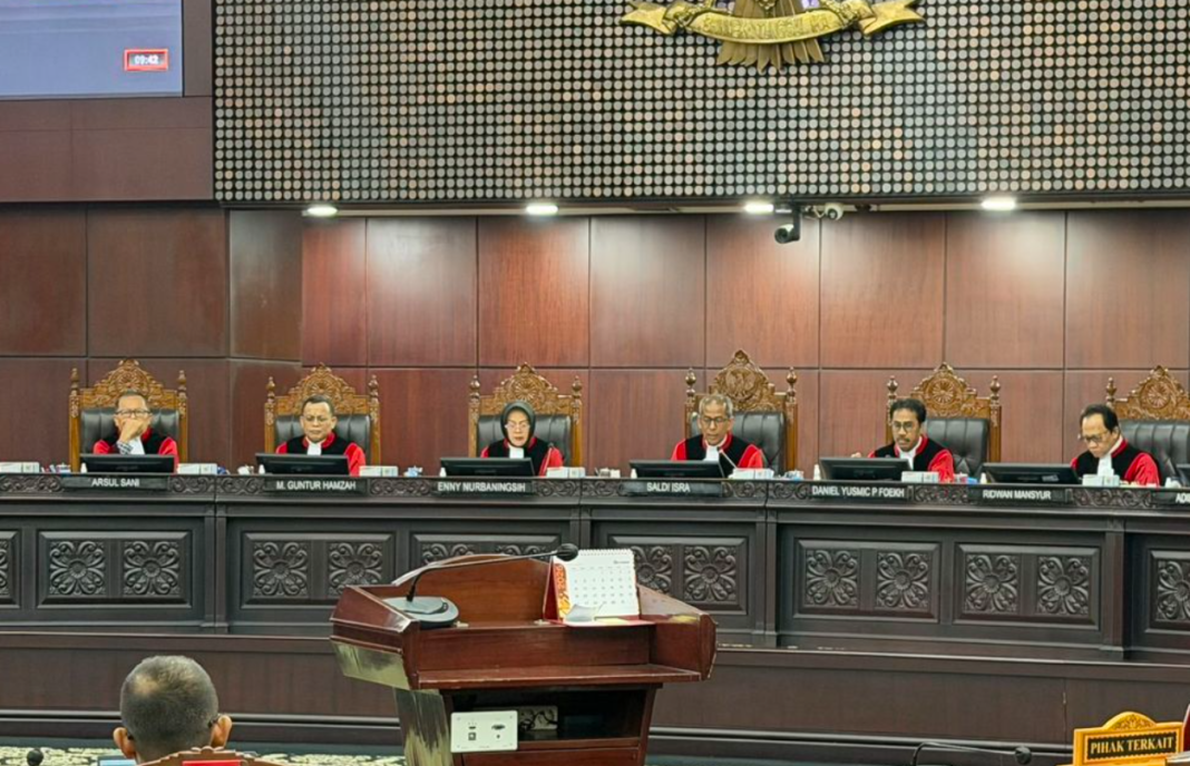 Mahkamah Konstitusi menyatakan tidak menemukan dokumen yang menunjukkan Gibran memiliki ijazah atau sertifikat sebagai bukti tamat pendidikan luar negeri setara SMA.