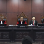 Kenapa Gibran Tak Bisa Didiskualifikasi, Meskipun MK Tak Temukan Bukti Ijazah Setara SMA Hakim Konstitusi Adies Kadir membacakan pertimbangan putusan perkara syarat pendidikan Gibran Rakabuming Raka di Gedung MK, Jakarta, Selasa (6/10/2026) malam.