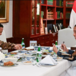 Jokowi Ungkap Isi Pertemuan dengan Prabowo di Kertanegara, Bahas Bola hingga Politik Pertemuan Jokowi dan Prabowo berlangsung sekitar dua jam dan membahas sejumlah topik.