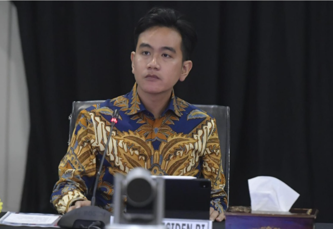1. Wakil Presiden Gibran Rakabuming Raka yang pencalonannya pada Pilpres 2024 menjadi konteks perdebatan mengenai Pasal 18 ayat (3) PKPU Nomor 19 Tahun 2023.
