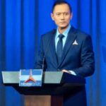 Survei Adidaya Institute: AHY Jadi Menko dengan Kinerja Terbaik, Raih 38,5 Persen AHY meraih 38,5 persen dalam survei kinerja menteri koordinator Adidaya Institute. Survei yang sama mencatat 46,5 persen responden menilai menteri belum profesional dan 49,8 persen mendukung reshuffle.