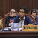 Isi Gugatan Gibran ke MK: Apa yang Diminta Denny Indrayana Cs? Gugatan Denny Indrayana Cs ke MK mempersoalkan syarat pendidikan Gibran sebagai cawapres 2024. Apa saja petitum yang diminta pemohon?