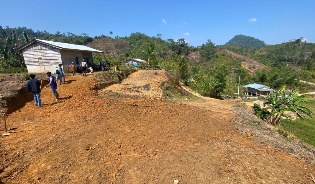 Jembatan Kayu di Mamasa Diperbaiki, Akses Petani Kopi Menuju Rumah Pengering Terbuka