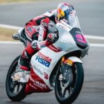 Hasil MotoGP Hari Ini: Veda Ega Langsung Lolos Q2 Kualifikasi Moto3 Mandalika 2026 Besok, David Munoz Apes LOLOS Q2 - Pembalap Moto3 Indonesia, Veda Ega Pratama sukses mengukir catatan waktu mentereng dalam sesi Friday Practice di hari pertama MotoGP Mandalika 2026 digelar, Jumat (9/10/2026). Itu akan menempatkan Veda Ega Pratama langsung lolos ke Q2 di sesi Kualifikasi Moto3 GP Indonesia 2026 Sabtu besok. OFFICIAL INSTAGRAM HONDA TEAM ASIA/REPRO