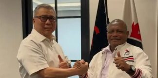 Karena Jokowi, Eks Ketua DPW NasDem Papua Barat Daya Petrus Kasihiw Pindah ke PSI Mantan Ketua DPW NasDem Petrus Kasihiw meninggalkan partai lamanya dan melanjutkan perjalanan politik bersama PSI.
