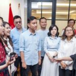 Polemik Pemakzulan Gibran Memanas, PSI Siap Mengawal dan Jokowi Beri Arahan Khusus Wakil Presiden Gibran Rakabuming Raka menjadi sorotan di tengah polemik desakan pemakzulan dan gugatan terkait syarat pendidikan.