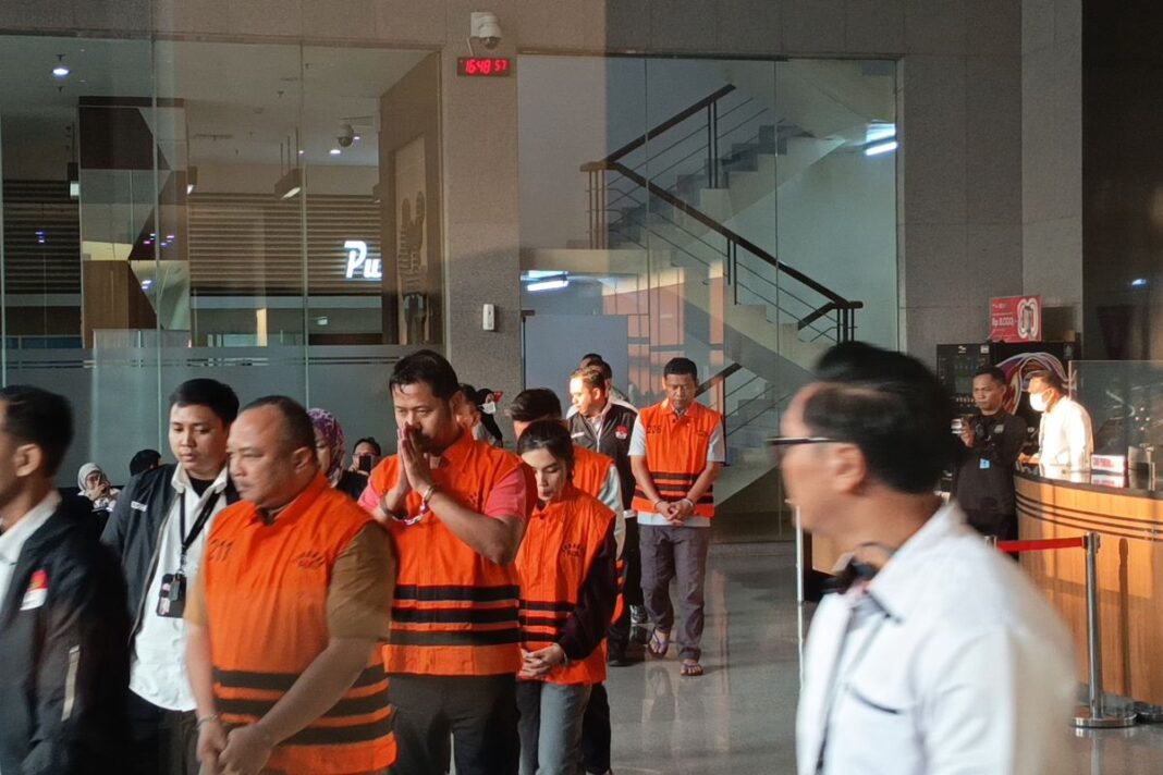 KPK Tetapkan Tersangka Kasus Korupsi BNPB, Lima Orang Keluar dengan Rompi Tahanan