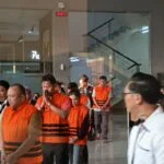 KPK Tetapkan Tersangka Kasus Korupsi BNPB, Lima Orang Keluar dengan Rompi Tahanan